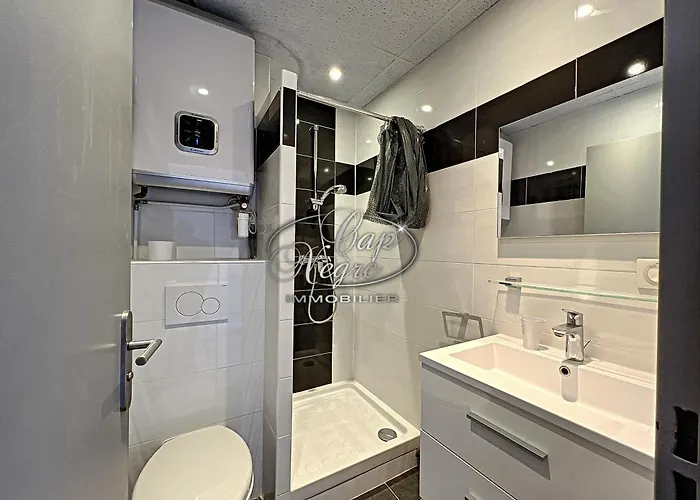 Vue Pieds Dans L'eau De Cavaliere