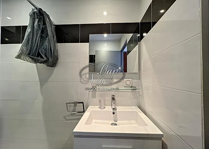 Vue Pieds Dans L'eau De Cavaliere Apartament