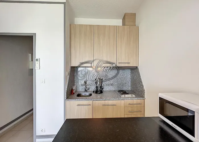 Vue Pieds Dans L'eau De Cavaliere