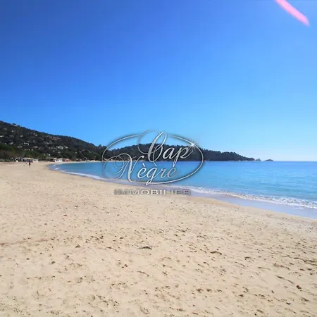 Vue Pieds Dans L'eau De Cavaliere 아파트 르 라방두