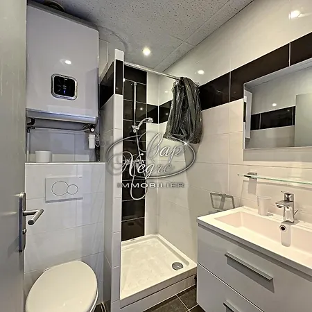 Vue Pieds Dans L'eau De Cavaliere