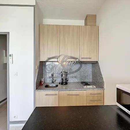 Vue Pieds Dans L'eau De Cavaliere